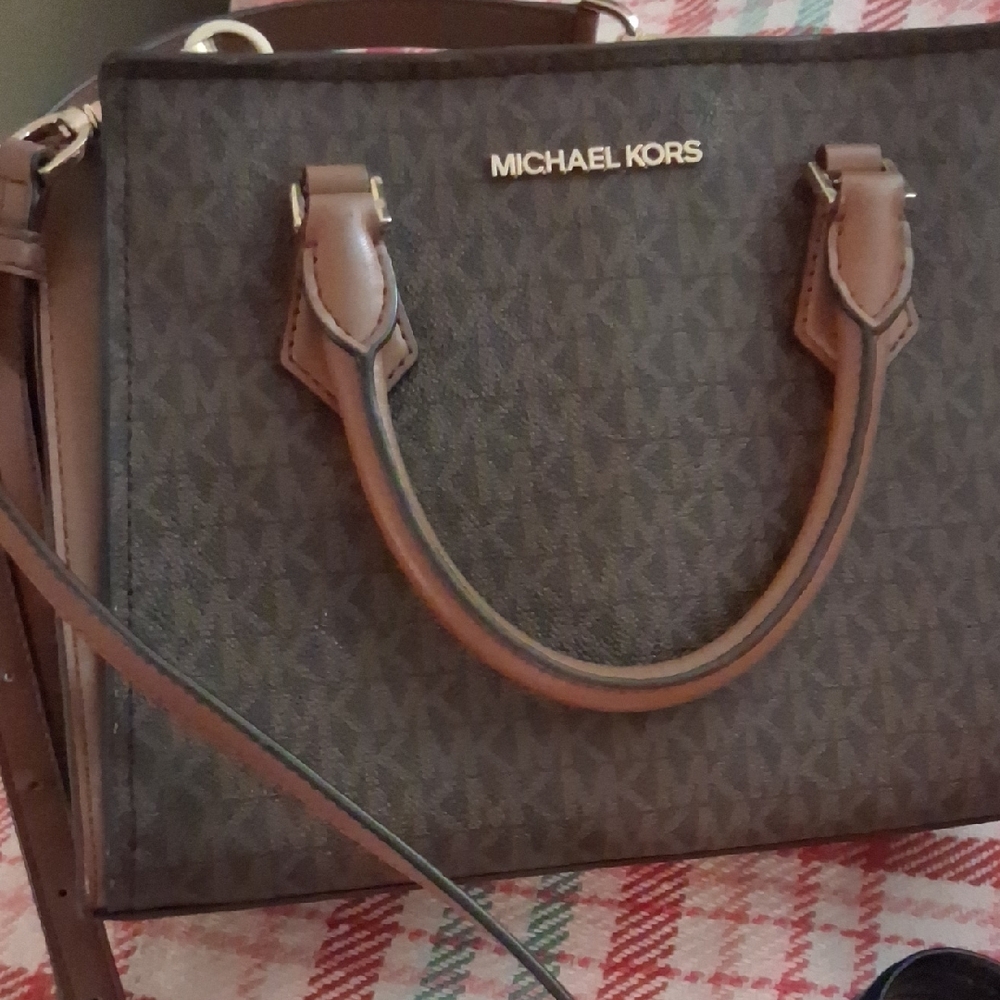Elegant Brown Handbag with Multiple Compartments